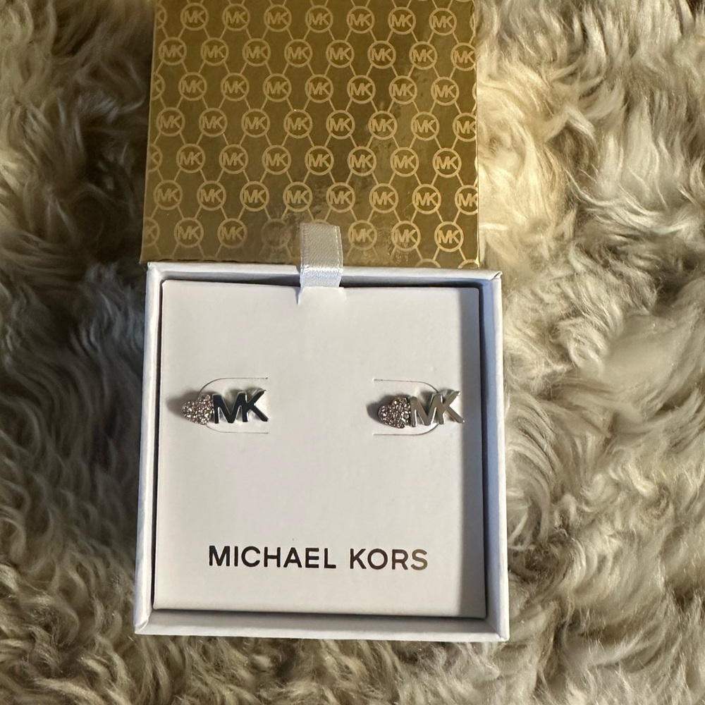 MICHAEL KORS Pave Heart Logo
Stud Earrings in silver and gold nwt